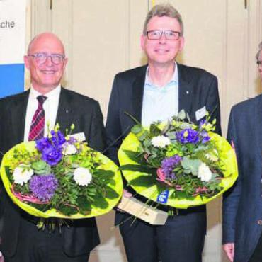 Pascal Gregor ist neuer Abgeordneter - Landammann Dieter Egli (Zweiter von rechts) und Kirchenratspräsident Pascal Gregor (Zweiter von links) wurden von der Synode der Römisch-Katholischen Kirche im Aargau einstimmig zu neuen Diözesanabgeordneten gewählt. Die Vizepräsidentin der Synode, Elisabetta Zamperini, und der Präsident der Synode, Matthias Schüepp, gratulierten ihnen mit Blumen.