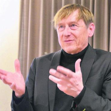 Glaube an ein «Happy End» - Stefan Meierhans setzt sich mit viel Biss und Geduld dafür ein, Konsumenten und Wirtschaft vor missbräuchlichen Preisen zu schützen. Bild: Thomas Stöckli
