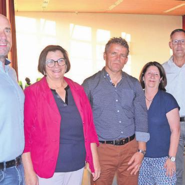 Antragsflut in Merenschwand - Der Gemeinderat Merenschwand darf sich über Zustimmung zu all seinen Anträgen freuen. Von links: Kevin Vaes, Claudia Dober, Ammann Rainer Heggli, Karin Brauchli und Christoph Notter. Bild: Thomas Stöckli