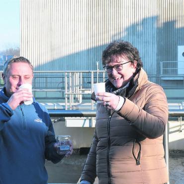 Vorangehen, auch für die Bünz - Sie liefern den Beweis, dass durch die GAK-Anlage gefiltertes Wasser sauber ist: Klärmeister Clemens Schaffhauser und Gemeinderätin Milly Stöckli. Bild: Annemarie Keusch