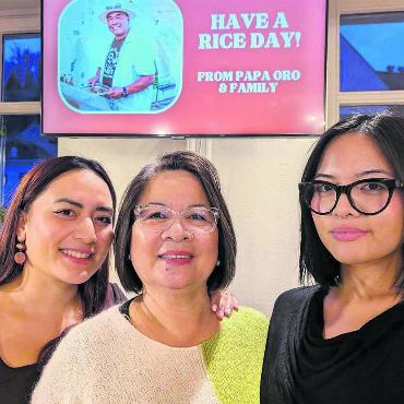 Filipino mit Familien-Feeling - Während «Papa Oro» (auf dem Bildschirm im Hintergrund) momentan in den Philippinen weilt, sorgen seine drei Frauen in der Schweiz nach dem Rechten. In einem Monat ist die Familie wieder vereint und packt gemeinsam das Restaurantprojekt in Bremgarten an. Bild: Marco Huwyler