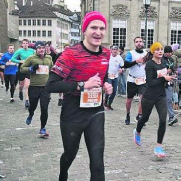 Rennender Kreativkopf - Der Triathlet am letztjährigen Zürich Marathon. Mit dem Radsport ist er hingegen auch beruflich verbunden.