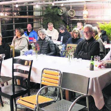 Lesung im intimen Rahmen - Im intimen Rahmen vom Glashaus in Sarmenstorf kamen die eingeladenen Gäste in einen Kulturgenuss. Bilder: gro