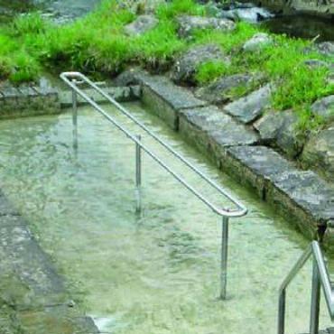 Verschiedene Rücktritte - Die Kneipp-Anlage an der Bünz bei Bünzen ist bereit für grosse und kleine Besucherinnen und Besucher. Bild: zg