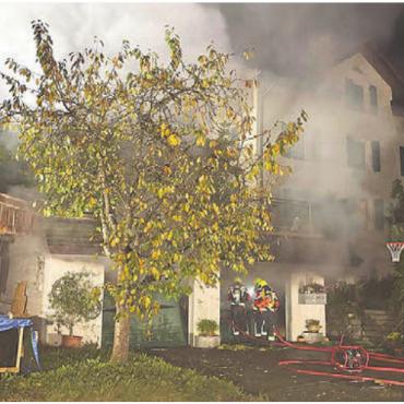 Grosser Schaden - Der Brand in der Garage löste eine starke Rauchentwicklung aus. Die Feuerwehr brachte den Brand rasch unter Kontrolle. Bild: pz