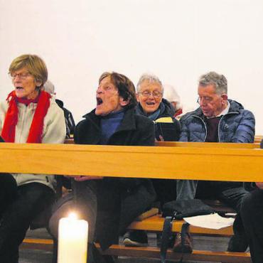 Das gemeinsame Singen ist ein wichtiges Element im «Gebet für den Frieden». Die Anlassreihe wird unter anderem durch Marie Eve Morf (vorne rechts) durchgeführt. Bild: Roger Wetli