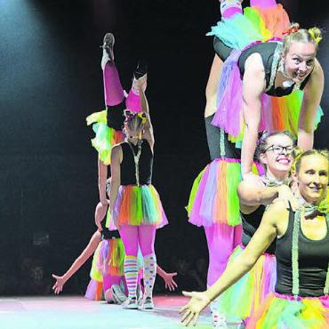 Turn-Artisten in Manege - Einer der Höhepunkte des Abends war die lebendig lustige Darbietung mit den farbenfrohen Kostümen von «Circus Halli Galli». Geprägt von Temperament und fröhlich witzigen Moves.