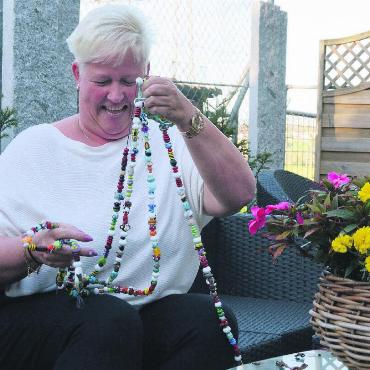 Kurz Fremde, dann Freundin - Jede Perle steht für einen Eingriff, den ihre Tochter Olivia meistern musste. Fünf Jahre nach ihrem Tod hat Mutter Karin Liechti zurück ins Leben gefunden, auch dank der Kinderkrebshilfe. Bild: Annemarie Keusch