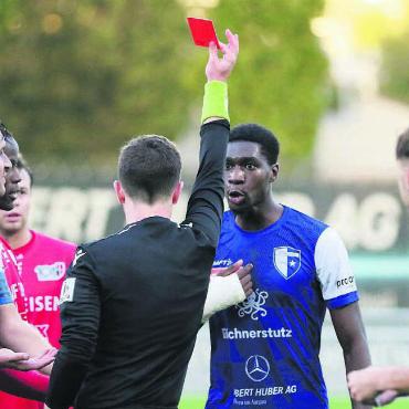 «Er macht sich alles kaputt» - Guillaume Taty kann es nicht fassen. Wieder eine Rote Karte gegen ihn. Nachdem er bereits drei Spielsperren absitzen musste, werden jetzt noch einige dazukommen. Bild: Josip Lasic