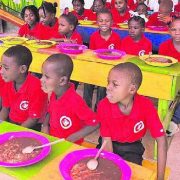 Haiti versinkt im Chaos - Kinder erhalten oft ihre einzige Mahlzeit des Tages in der Schule.