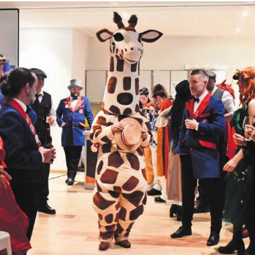 Wunderland hat sein Maskottchen - Einzug der Maskottchen-Kandidaten. Die Giraffe scheint die Kammerer zu beeindrucken.