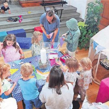 Alle sind hier willkommen - Die kleinen Kinder haben nun dank dem Engagement der «Fiire met de Chline»-Gruppe einen eigenen Ort in der Niederwiler Kirche. Bild: zg
