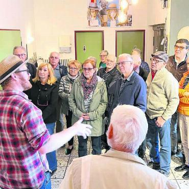 Grosses Interesse an Hutmacherei - Julian Huber, natürlich mit Hut, informierte einleitend über die wechselvolle Geschichte der Risa AG. Bilder: Walter Minder