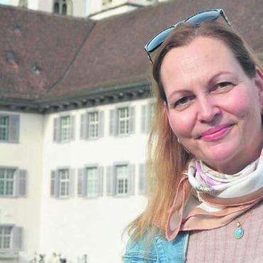 Ein zweites richtiges Daheim - Bernadette Vavricka-Michel vor dem Kloster Muri. Ein Besuch hier ist für sie bei jedem Halt in der Schweiz ein Muss. Bild: Annemarie Keusch