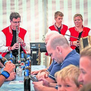 Piazza Grande geht auch in Sins - Die Wurli’s sorgten im Festzelt des Jodlerklubs Heimelig für das passende musikalische Ambiente.