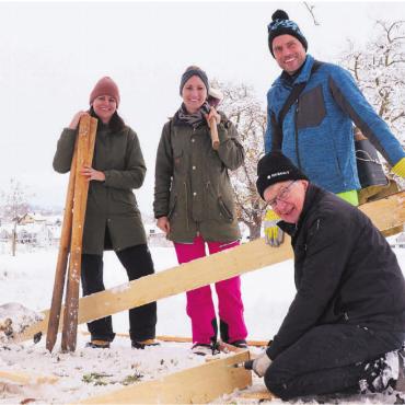 Noch einmal magische Abende - Die Organisatorinnen dürfen beim Aufbau auf tatkräftige Hilfe zählen, von links: Charly Frey, Sandra Trottmann, Anita Frey und Stefan Frey sowie André Stierli (vorne). Sie bauen die neue Attraktion auf, den Zauberpfad. Bild: Annemarie Keusch