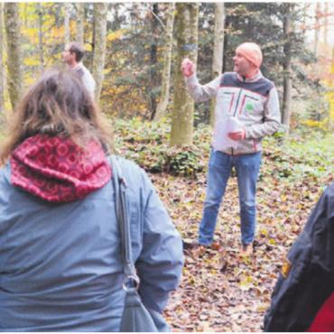 Gewinn mit weniger Bürokratie - Förster Eichenberger zeigte im Maiholzwald, warum er bei der Verjüngung des Waldes den Weg seiner Vorgänger weitergeht. Bilder: vaw