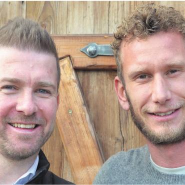 Mann mit gutem Timing - Michael Stadelmann (links), verabschiedete seinen Kollegen freundschaftlich. Auch bei Fabian Lustenberger ist das Timing manchmal Schlag auf Schlag. Lustenberger musste nach seinem Talk direkt zum Training der U17 nach Bern. Bild: vaw