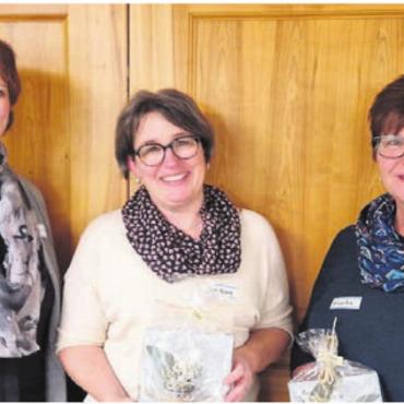 45 Jahre im Einsatz - Die Präsidentin und die beiden Jubilarinnen, von links: Edith Nietlispach, Susanne Müller, Monika Conrad. Bild: zg