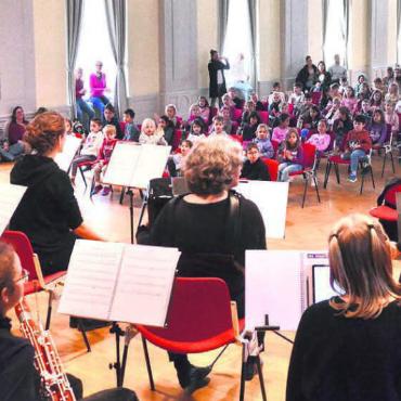 Bezauberndes «Musikschloss» - Die je über 200 Kinder, die zu den beiden Vorführungen in den Festsaal kamen, hatten sichtlich Freude am «Musikzauberschloss» der Musikschullehrpersonen.. Bilder: Thomas Stöckli