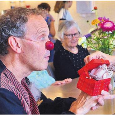 Mit Musik und Jugenderinnerungen - Machen Sie den Deckel selbst auf, sagt Marcel Briand in seiner Rolle als Clown.