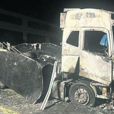 Eine Nacht, vier Brände - Auf einem Parkplatz an der Breitistrasse in Wohlen brannte ein Lastwagen komplett aus.