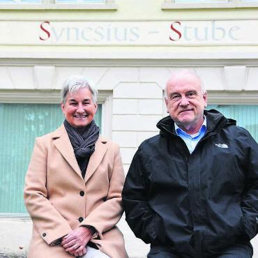 Einander Gemeinschaft schenken - Die offene Weihnachtsfeier in der Synesiusstube liegt der Pfarreisekretärin Cäcilia Stutz vom Pastoralraum Bremgarten-Reusstal und dem Pastoralraumleiter Andreas Bossmeyer am Herzen. Bild: Sabrina Salm