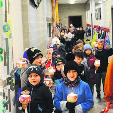 Lichterzug durchs Quartier - Mit Räbelichtli-Liedern verkürzten sich die Kinder das Warten auf den Auszug.