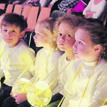 Kinder sind die Stars des Abends - So sehen Engel aus, die auf ihren Einsatz warten.