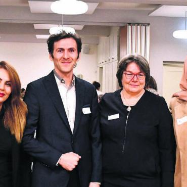 Als Kind der Muttersprache beraubt - Sie führten durch den interkulturellen Abend. Dabei berichteten die drei Frauen von ihren Erlebnissen und Erfahrungen der Gewalt gegen Frauen und Minderheiten in ihren Geburtsländern. Von links Sara Mohammed aus dem Sudan, Roya Amidi und ihr Mann aus dem Iran, Organisatorin Marianne Kürsteiner, Hanan Banaga aus dem Jemen und Hansueli Hauenstein, der den Abend moderierte. Bild: Verena Anna Wigger