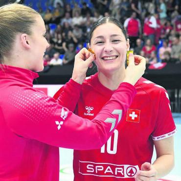Besonderes Jubiläum - Daphne Gautschi (rechts) feiert ihr 50. Länderspiel. Bild: awa