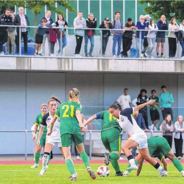 Cupfest gegen die Übermacht - Mutschellen empfängt die FCZ-Frauen. Von links die Mutschellerinnen Samira Matsch (Nummer 18), Melani Herzog (6), Samira Bertsch (21) und Captain Sina Koller gegen die Zürcherinnen Luisa Annette Blumenthal und Nevia Stoob (am Ball). Bilder: Andy Müller