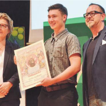 Originell, funktional und anspruchsvoll - Hauptgewinner des St. Galler Examens: André Leuthard, flankiert von Henrieta Suter-Paulik und Reto Jenny, Bezirksschulräte. Bild: tst
