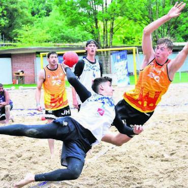 Solche Aktionen kann man am Wochenende im Schüwo-Park in Wohlen sehen. Die Schweizer Meisterschaften im Beachhandball kommen ins Freiamt. Bild: zg