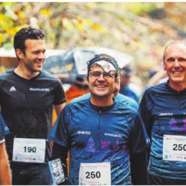 Viele Schuhe, viel Freude - Die Teilnehmer von der OL-Gruppe Rymenzburg (Reinach, Aargau) nach dem Zieleinlauf.