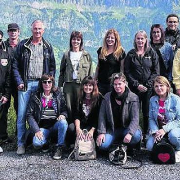Ein altes Handwerk entdeckt - Das Wipac-Team besuchte anlässlich des Firmenjubiläums eine Käserei auf dem Flumserberg. Bild: zg