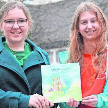 Wichtiges spielerisch vermitteln - Eva Ann Krummenacher (links) und Gina Weber von «BookwormTales». Bild: cbl