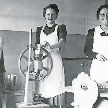 Mit Interviews und vielen Fotos - Bevor die Einkaufszentren aufkamen, musste vieles von Hand zu Hause zubereitet werden. Hier werden Würste hergestellt. Aus einem Fotoalbum der Familie Köpfli.