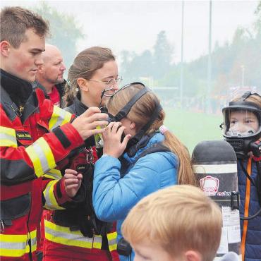 Eine Sirene jagt die nächste - Sich im Atemschutz versuchen war für viele eine einmalige Erfahrung. Bilder: Annemarie Keusch
