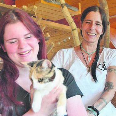 Unendlich viel Tierliebe - Ronja Frauenfelder (links) und Sandra Fritschi kümmern sich liebevoll um die Katzen in der Pension. Bild: ake