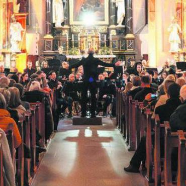 Bremgarten verzaubert - Das kulturelle Programm des Marktes hatte es in sich. Die Musik Muri liess in die zauberhafte Welt von Aschenbrödel eintauchen.