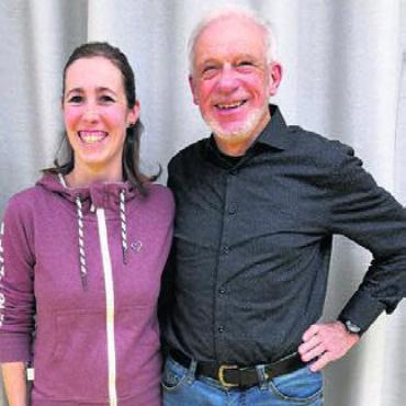 Ein halbes Jahrzehnt in der «Musig» - Neumitglied Debora Estermann und Josef Moos, der seit 50 Jahren musiziert. Bild: zg