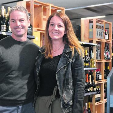 Für alle, die Durst haben - Marco und Andrea Staubli inmitten ihres neuen Verkaufsladens an der Pilatusstrasse 3. Die Vorfreude auf die Eröffnung ist gross. Bild: Annemarie Keusch