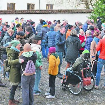Wie in Mani Matters «Ysebahn» - Der Aufmarsch der Bevölkerung am Murianer Neujahrsapéro war erfreulich. Bilder: Annemarie Keusch