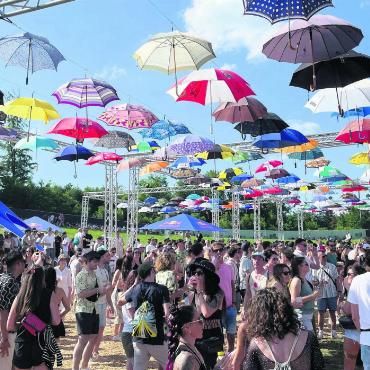 «Also, ich mag Wohlen» - Bei der Premiere des Hive Air (Bild) waren die Schirme noch Schattenspender. 2024 war dann ein verregnetes Elektrofestival. Auch im nächsten Jahr steigt ein Hive Air. Bild: spr