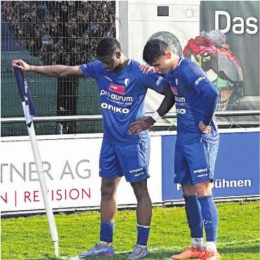 Unkompliziertes Spektakel - Ein philosophischer Jubel bei der Eckfahne. Die beiden Doppeltorschützen Dramane Sissoko (l.) und Bijan Dalvand freuen sich auf ihre Art über den verwerteten Penalty zum entscheidenden 5:3. Bild: Stefan Sprenger