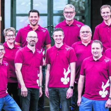 Mehr Musikanten als Einwohner - Bereit für den dreitägigen Festbetrieb: das OK für den Kantonalen Musiktag in Oberrüti. Bild: zg