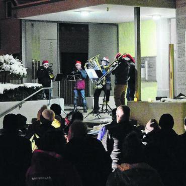 In neuem Glanz erstrahlt - Bei guter Musik stiess man in Unterlunkhofen auf die anstehende Adventszeit an.