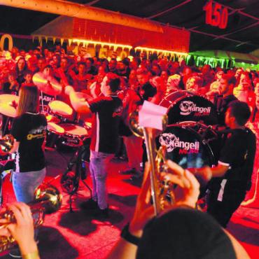 Festwochenende mit Kultfaktor - Volles Festzelt am Freitagabend: Über 1000 Personen freuen sich mit der Gängelimusig auf den Auftritt der «Stubete Gäng». Bild: tst