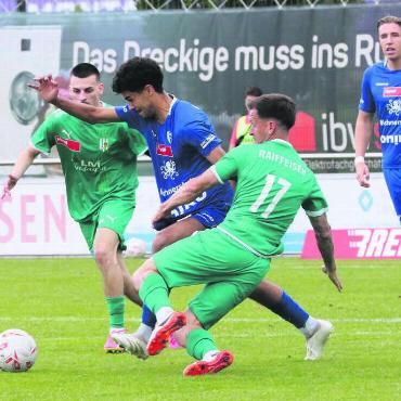 Strategie mit Nebenwirkungen - Luca Nascimento (Mitte) wird von zwei Gegenspielern der Jurassier in die Mangel genommen. Die Freiämter konnten in ihrer Rumpfbesetzung nicht viel mehr rausholen. Bild: Josip Lasic